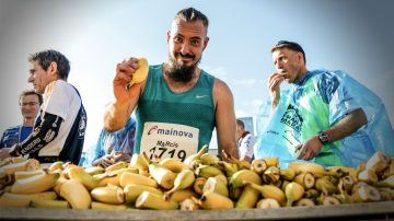 Mainova Frankfurt Marathon_Newsletter_Zielverpflegung mit Helfern des Arbeiter-Samariter-Bunds_ 6909